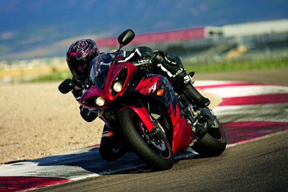 Yamaha YZF-R1 2012 Vermelha na pista de frente