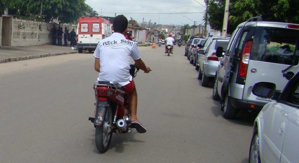 Moto sem placa, piloto sem equipamentos