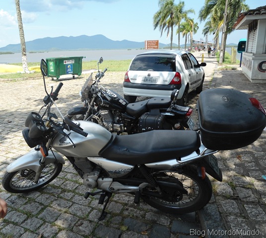 Pausa para um descanso merecido na sombra para as motos em Antonina.