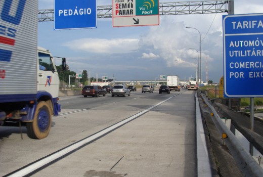 Transito congestionado no pedágio da Castelo Branco