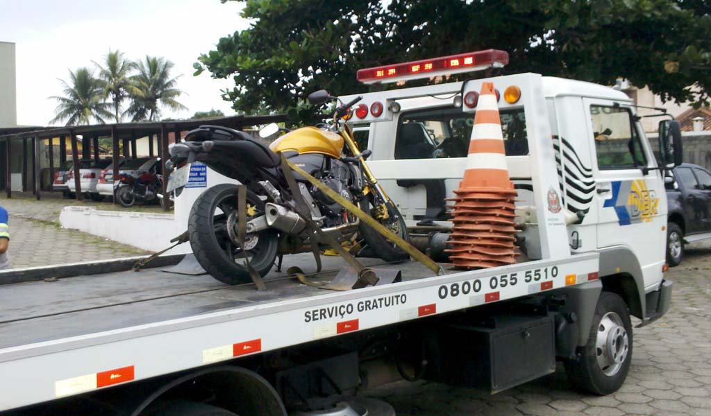 Guincho levando a moto