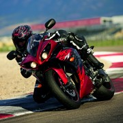 Yamaha YZF-R1 2012 Vermelha na pista de frente