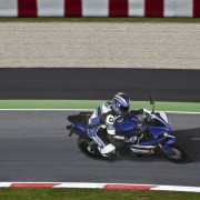 Yamaha YZF-R1 2012 Azul na pista direita