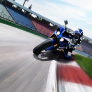 Yamaha YZF-R1 2012 Azul na pista de frente