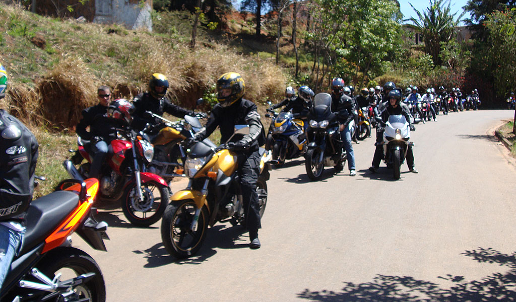 Motos no pé do morro