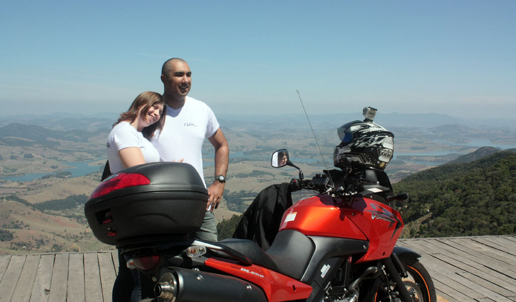 Eu e a Luana, com a moto, em cima da rampa sul