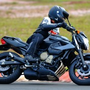 Yamaha XJ6 N 2012 na pista