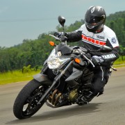 Yamaha XJ6 N 2012 na pista