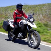 BMW G650GS Branca com malas laterais