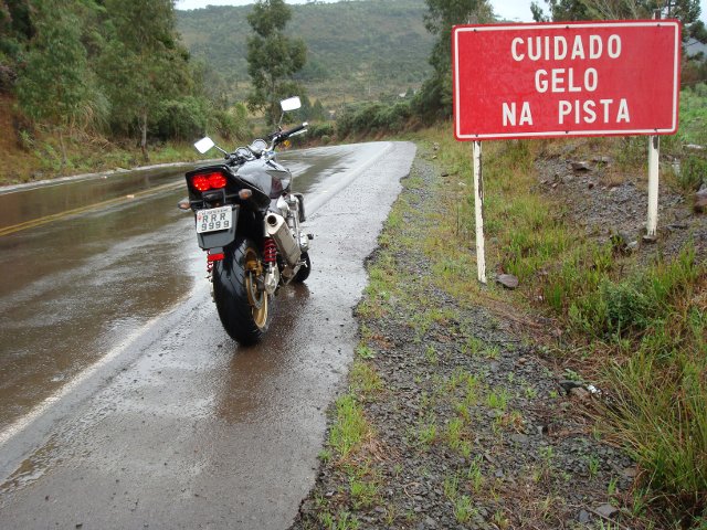 Andando de moto na Chuva - Foto: Piréx